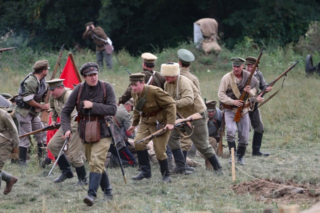 Kilkudziesięciu rekonstruktorów z końmi i replikami sprzętu z wojny polsko-bolszewickiej odtworzyło w Ossowie przebieg Bitwy Warszawskiej.