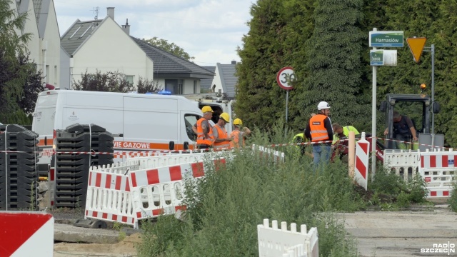 O uszkodzeniu gazociągu średniego ciśnienia przy ul. Zbójnickiej w Szczecinie poinformowała w poniedziałek Państwowa Straż Pożarna. Ewakuowano 33 mieszkańców, miejsce zabezpieczono kurtynami wodnymi.