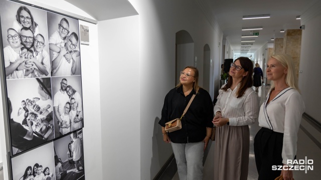 16 fotografii pokazujących rodziny z dziećmi z niewidocznymi niepełnosprawnościami można oglądać w Szczecinie.