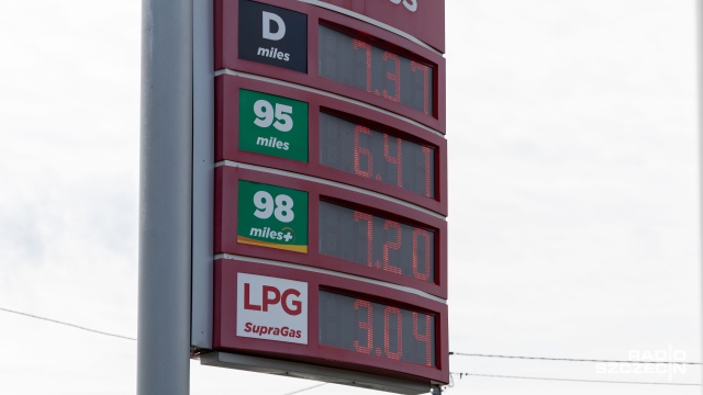 Drugiego dnia od uruchomienia drugiej odsłony programu Ceny Paliwa Niżej koszty paliw na stacjach pozostały bez zmian. Za litr benzyny 95 trzeba zapłacić maksymalnie 6 złotych 41 groszy, a za benzynę 98 - 7 złotych 20 groszy za litr.