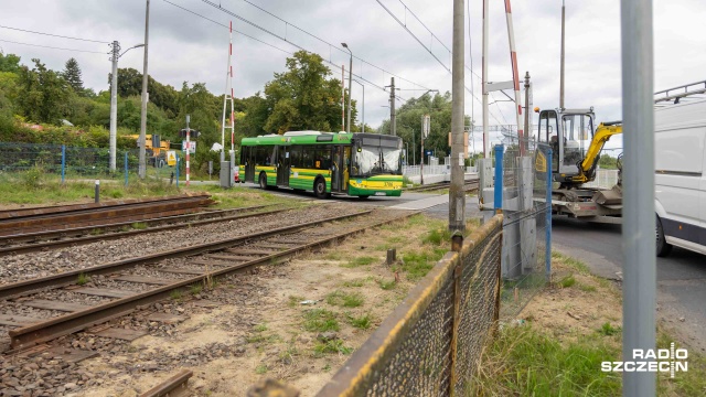 Szykują się utrudnienia dla mieszkańców północy Szczecina. PKP Polskie Linie Kolejowe zamykają w środę dla kierowców przejazd kolejowo-drogowy w okolicach przystanku Stołczyn Północny. Kłopoty komunikacyjne z tym związane potrwają prawdopodobnie do końca sierpnia.