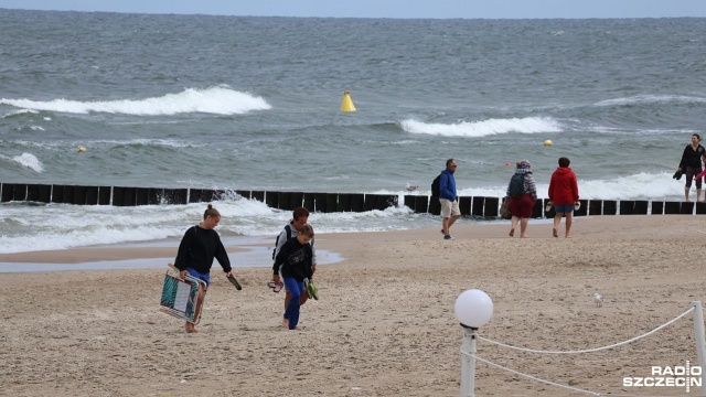 Sezon na kołobrzeskiej plaży zmierza ku końcowi. Plażowaniu nie sprzyja pogoda, a z kąpieliska wkrótce znikną pierwsze wieże ratownicze.