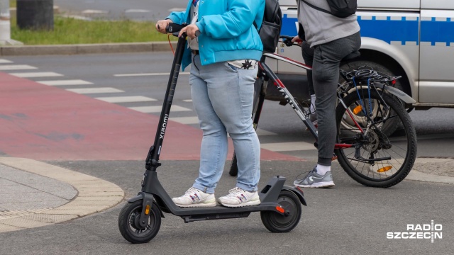 Policja alarmuje, że przybywa wypadków na hulajnogach elektrycznych. Coraz częściej też funkcjonariusze otrzymują zgłoszenia o nielegalnych wyścigach.