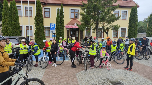 Po raz 26. z Ustronia Morskiego wyruszył rowerowy rajd do Wielowiekowych Dębów w Lesie Kołobrzeskim. To 20 kilometrów w niezwykłych okolicznościach przyrody.