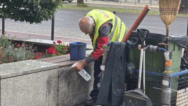 Graffiti na murach czy też stare naklejki na słupach i ławkach ponownie szpecą plac Adamowicza w Szczecinie.