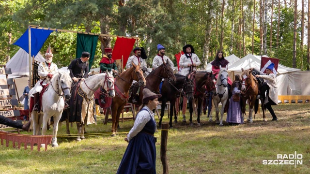 Rycerze z Polski, Niemiec i Portugalii zjechali do szczecińskiej Płoni. W Parku Historycznym Komandoria rozpoczęła się Templariada 2026 - średniowieczny festiwal z turniejami, pokazami i rekonstrukcjami.
