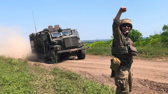 Ukraińska armia zaatakowała zbiorniki paliw w Jejsku w Kraju Krasnodarskim na południu Rosji.