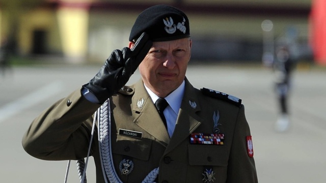 O śmierci senatora gen. Mirosława Różańskiego poinformowała marszałek Senatu Małgorzata Kidawa-Błońska. Przed zaangażowaniem w politykę był jednym z najważniejszych oficerów Wojska Polskiego. Służbę zakończył na stanowisku Dowódcy Generalnego RSZ wcześniej m.in. dowodził kontyngentem w Iraku.