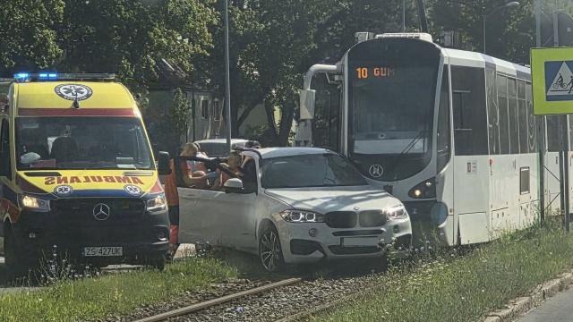 Zderzenie tramwaju z samochodem na szczecińskich Gumieńcach.