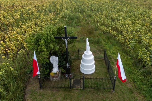 W Ostrówkach na Ukrainie trwają uroczyste pochówki 55 ofiar Rzezi Wołyńskiej. To okazja do rozmów Polaków z Ukraińcami, w których pada też pytanie o polsko - ukraińskie pojednanie.