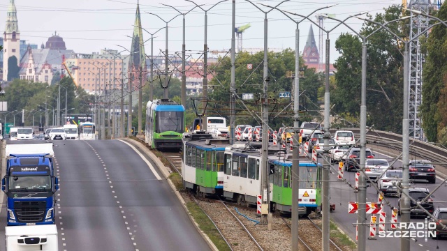 Mają podobną trasę i wyjeżdżają z pętli o dokładnie tej samej godzinie. Słuchacz zgłosił nam, że tramwaje 2 i 8 w godzinach szczytu opuszczają pętlę Turkusową w tym samym czasie. To budzi zdziwienie mieszkańców i obawy, że tramwaje mogą się ze sobą zderzyć.