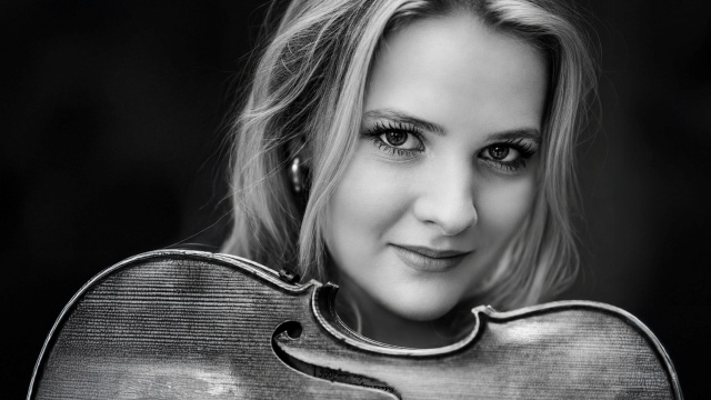 Laureatka ponad 30 ogólnopolskich i międzynarodowych konkursów, a także stypendystka Fundacji legendarnej Anne-Sophie Mutter, która wspiera wyłącznie najbardziej obiecujące talenty z całego świata. W piątek w Złotej Sali Filharmonii im. Mieczysława Karłowicza w Szczecinie z orkiestrą ILYO zagra wybitnie utalentowana, dwudziestoletnia skrzypaczka Zofia Anna Olesik.