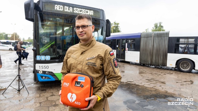 Szczecin ogłosił przetarg na montaż defibrylatorów AED w komunikacji miejskiej. Chodzi o 274 urządzenia. 205 trafi do autobusów, a 69 do tramwajów.
