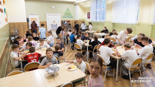 Więcej warzyw, owoców, produktów pełnoziarnistych i roślin strączkowych - to najważniejsze zmiany w szkolnym menu.