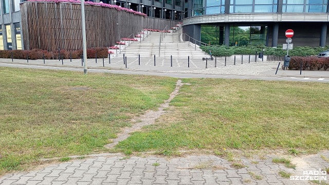 Dzikie przejście na Al. Piastów w Szczecinie do likwidacji