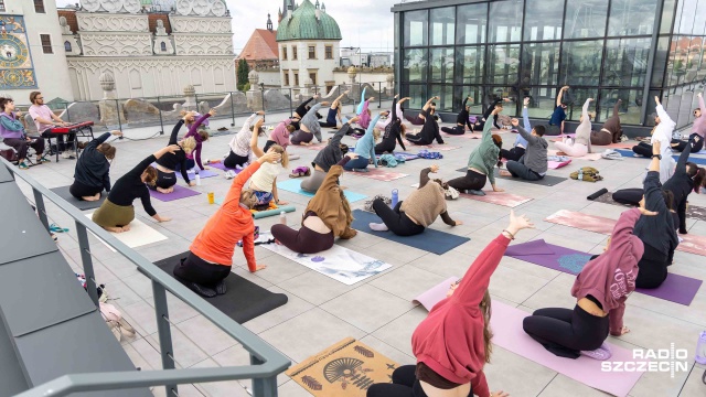 Joga w chmurach zakończyła wakacyjny sezon na Zamku Książąt Pomorskich w Szczecinie. Przez dwa miesiące uczestnicy ćwiczyli jogę i pilates na Tarasie Książęcym, z widokiem na panoramę miasta.
