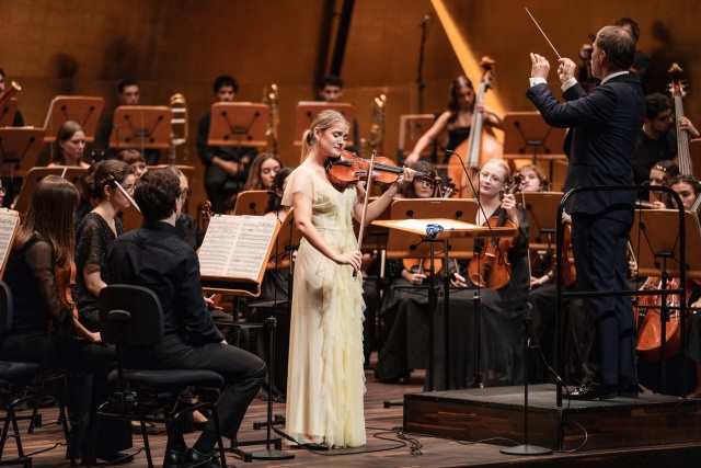 Zofia Anna Olesik i orkiestra ILYO owacyjnie przyjęci w Złotej Sali Filharmonii [ZDJĘCIA]