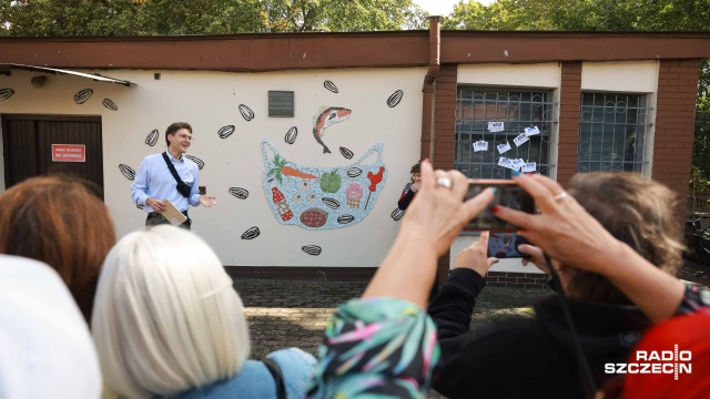 Lizak Kogucik, oranżada, salceson i ciepły lód Świnka. To składniki nowej mozaiki, która pojawiła się na ścianie sklepu U Gosi przy ulicy Druckiego-Lubeckiego na szczecińskim osiedlu Drzetowo-Grabowo.