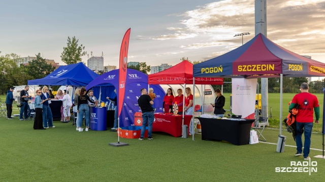 Przed meczem Pogoni Szczecin z Wisłą Płock kibice mogli zadbać nie tylko o sportowe emocje. W ramach Rodzinnego Portu Kibica przy stadionie Dumy Pomorza przygotowano strefę poświęconą profilaktyce zdrowotnej.