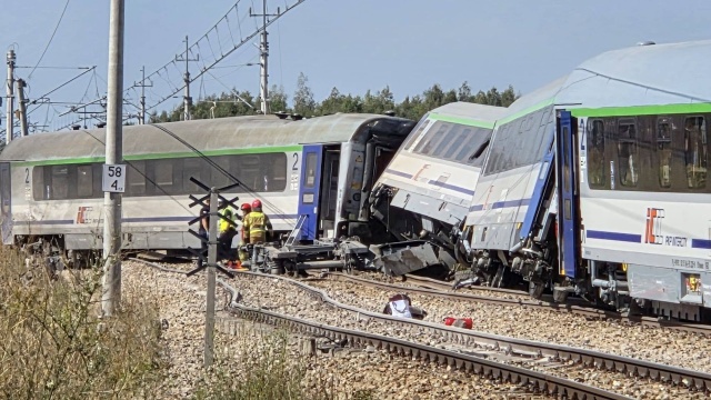 20 osób rannych i zablokowana trasa kolejowa między Wolanowem a Przysuchą. To skutki wypadku, do którego doszło w miejscowości Sokolniki Suche na Mazowszu. Na przejeździe kolejowo-drogowym pociąg relacji Lublin Główny - Szczecin Główny uderzył w stojącą na torach ciężarówkę.