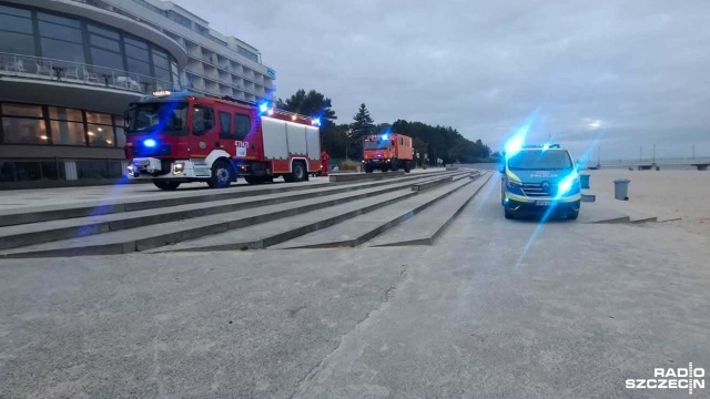 Tragiczne odkrycie na kołobrzeskiej plaży. Ratownicy wyłowili z morza ciało kobiety.