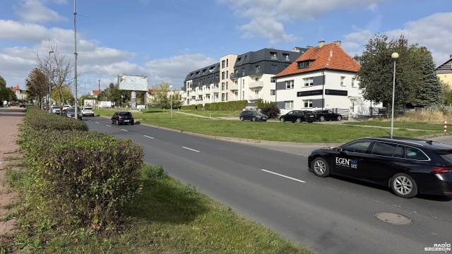 Kilkadziesiąt nowych miejsc, dla niektórych mieszkańców to wciąż za mało. Przy ulicy Duńskiej w Szczecinie powstanie 51 nowych, ogólnodostępnych miejsc parkingowych - 23 na jednym odcinku i 28 na drugim.