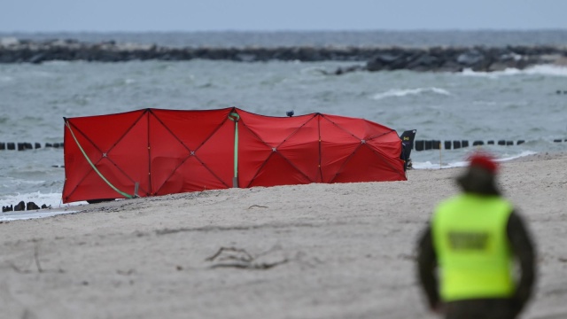 Dron znaleziony w poniedziałek na plaży w Rusinowie w woj. zachodniopomorskim, został przebadany przez chemików.