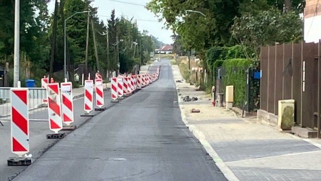 Przebudowa kilometrowego odcinka drogi w Ustowie wchodzi w końcowy etap. Wykonawca ułożył już pierwszą część jezdni, a od teraz asfaltuje przeciwległą.