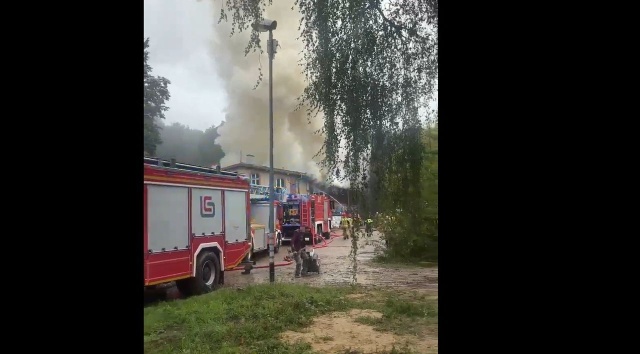 Pożar na osiedlu Arkońskie-Niemierzyn w Szczecinie. Pali się budynek stolarni przy ulicy Judyma.