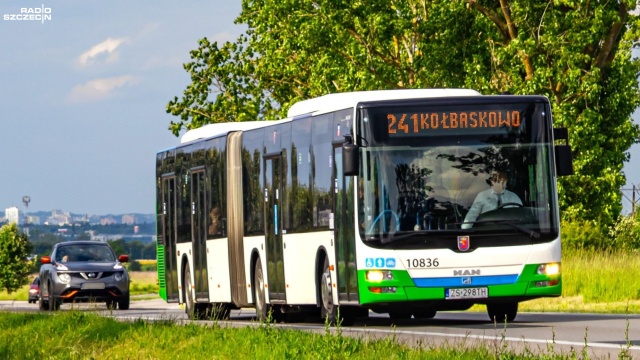 Siatka połączeń komunikacji miejskiej w Gminie Kołbaskowo ma zostać zmieniona. Samorząd planuje więcej kursów, lepsze połączenia między miejscowościami i Szczecinem oraz regularny takt odjazdów.