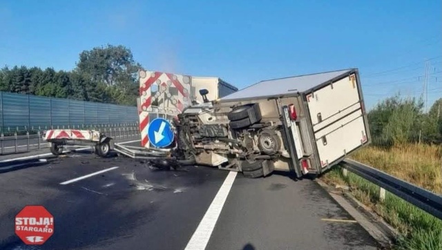 Ciężarówka wbiła się w pojazd techniczny. Utrudnienia na S10