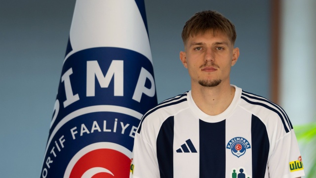 Adrian Benedyczak to wychowanek Pogoni Szczecin, który swoją przygodę z futbolem rozpoczął w Gryfie Kamień Pomorski. Teraz został powołany do piłkarskiej reprezentacji Polski na zgrupowanie i mecze Ligi Narodów.
