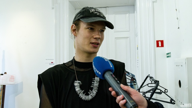 Słońce, chemia i trochę przypadku. W szczecińskim Domu Kultury 13 Muz uczestnicy warsztatów sprawdzali, jak za pomocą cyjanotypii można tworzyć własne fotodruki.