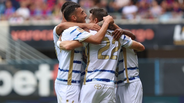 Pogoń Szczecin wygrywa z Piastem Gliwice 2:1 w meczu dziewiątej kolejki rozgrywek piłkarskiej Ekstraklasy.
