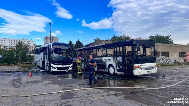 Kłęby czarnego dymu spowiły niebo nad Szczecinem. Około godziny 14:00 w bazie autobusowej przy ulicy Heyki wybuchł pożar.