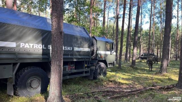 Koniec utrudnień na węźle Kijewo w Szczecinie. Akcja saperów została zakończona po 20 minutach, a ruch na autostradzie A6 i na drodze krajowej nr 10 wraca do normy. Żołnierze z 5. pułku inżynieryjnego podjęli niewybuch z II wojny światowej, który został znaleziony w lesie w pobliżu węzła Kijewo.