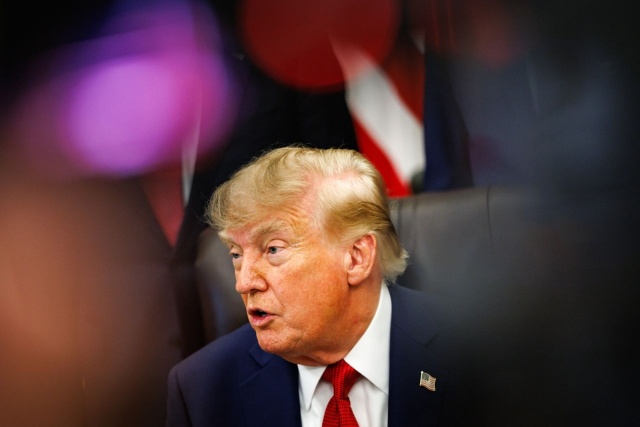 Donald Trump naciska na Wołodymyra Zełenskiego, żeby Ukraina wstrzymała ataki na rosyjskie rafinerie - informuje Financial Times.
