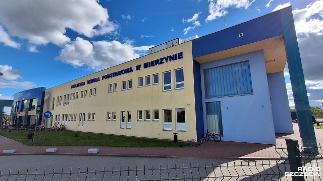 Rodzice zwrócili się z prośbą o interwencję w sprawie regulaminu, który obowiązuje w Publicznej Szkole Podstawowej im. Przyjaciół Dzieci w Mierzynie. Zgodnie z dokumentem, uczniowie mogli otrzymać ujemne punkty za picie napojów w czasie lekcji.