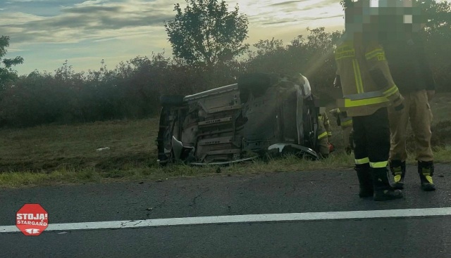 Na drodze S10 kierowca stracił panowanie nad pojazdem i dachował. Do zdarzenia doszło w kierunku Bydgoszczy na wysokości Stargardu.