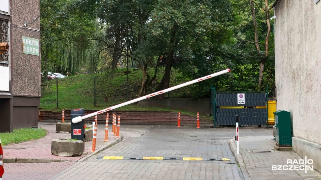 Spór o betonowy plac. Z miejskiej działki spółdzielnia zrobiła zamknięty parking [WIDEO, ZDJĘCIA]