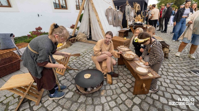Huk zbroi, dźwięki dawnej muzyki i parada wojów - Szczecin cofa się w czasie. Na Tarasach Zamku Książąt Pomorskich trwa Święto Gryfa.