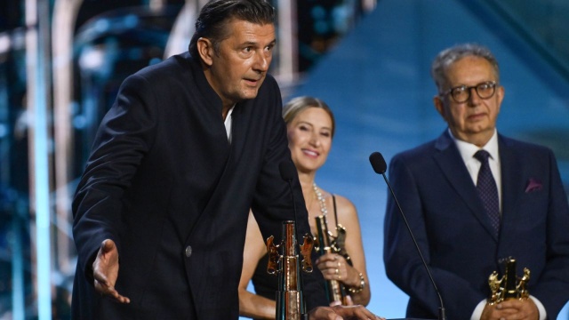 Przez ścianę Macieja Sobieszczańskiego otrzymał Złote Lwy dla najlepszego filmu podczas sobotniej gali zamknięcia 51. Festiwalu Polskich Filmów Fabularnych w Gdyni. Srebrnymi Lwami doceniono Powiedz mi, co czujesz Łukasza Rondudy.
