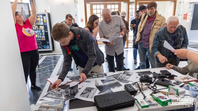 Pasjonaci fotografii na tropie zmian pokoleniowych - w ramach warsztatów DoKadrowany Szczecin mieszkańcy otrzymali archiwalne zdjęcia, które musieli jak najwierniej odtworzyć.