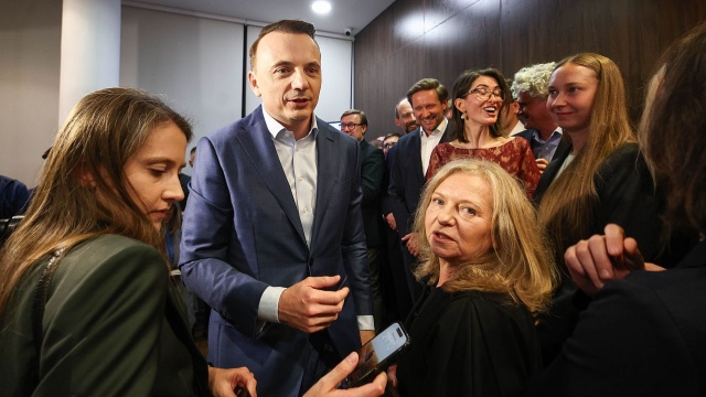 Łukasz Gibała otrzymał 93 tysiące głosów, a Monikę Piątkowską poparło 16,5 tysiąca wyborców mniej. Tych dwoje kandydatów zmierzy się w drugiej turze wyborów prezydenta Krakowa.