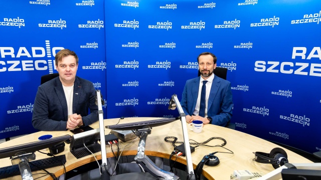 Miasto nie pozostawiło tego tematu - zapewnia szczeciński radny Przemysław Słowik w sprawie wyremontowanego placu, który spółdzielnia zamknęła szlabanami.