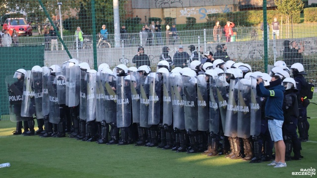 Mandaty i pierwsze zatrzymane osoby - to reakcja kołobrzeskiej policji na wydarzenia, jakie rozegrały się na trybunach podczas niedzielnego spotkania derbowego pomiędzy Kotwicą Kołobrzeg a Gwardią Koszalin.