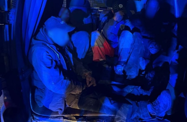 Przewoził cztery osoby na pace Citroena i próbował oszukać policjantów. 44-letniego kierowcę zatrzymali funkcjonariusze z Nowogardu.