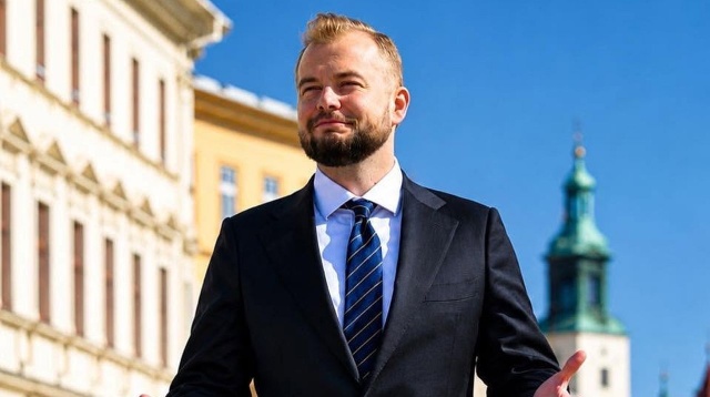 Najpierw było spotkanie na Ibizie, potem tłumaczenia, a teraz zawieszenie. Chodzi o posła Prawa i Sprawiedliwości Michała Moskala.