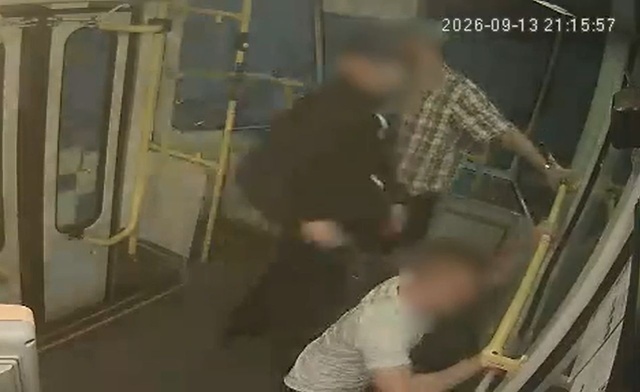 Wandale zdewastowali tramwaj i zniszczyli szyby pojazdu [WIDEO]
