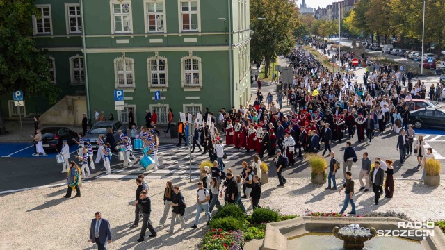 Głośny i kolorowy korowód szczecińskich studentów przemaszerował ulicami Szczecina do Teatru Letniego w Parku Kasprowicza. To właśnie tam po raz piąty odbyła się wielka, wspólna inauguracja roku akademickiego, która jednoczy aż dziewięć miejscowych uczelni.
